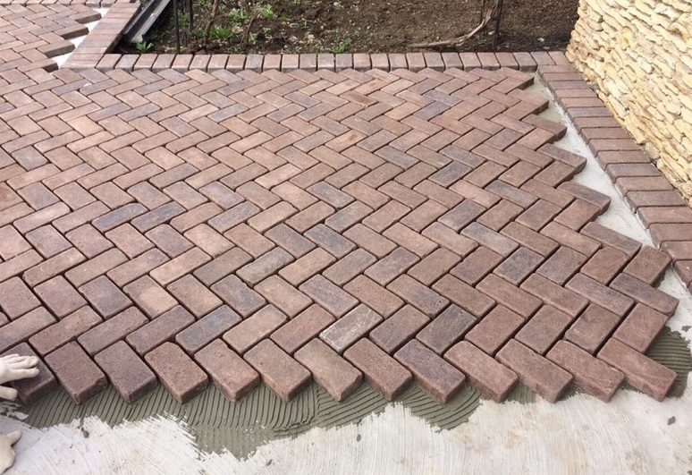 Как ухаживать за брусчаткой круглый год